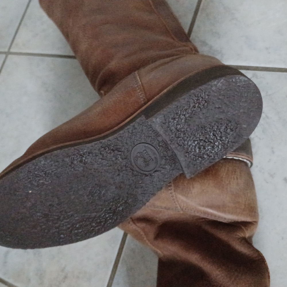 ROOTS leather boots